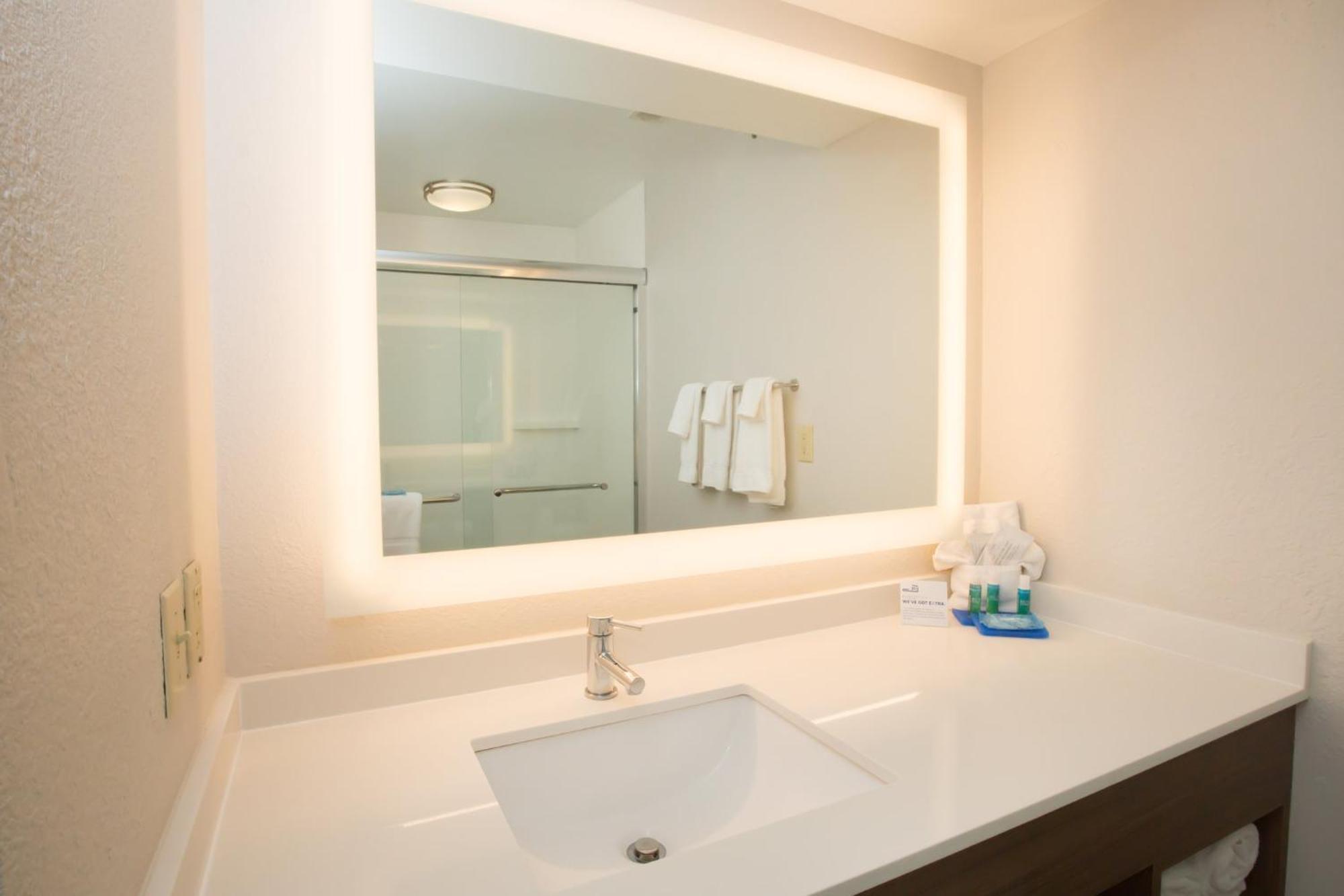 Holiday Inn Express Hotel & Suites Madison By Ihg Luaran gambar