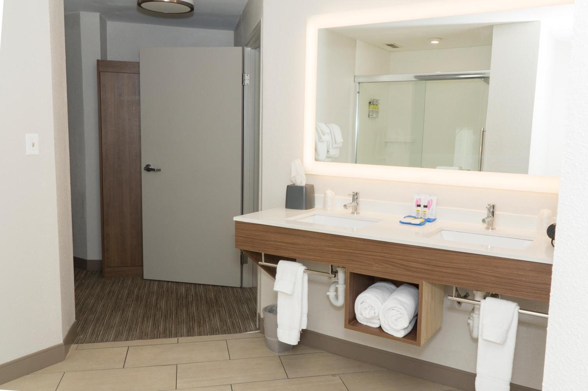 Holiday Inn Express Hotel & Suites Madison By Ihg Bilik gambar